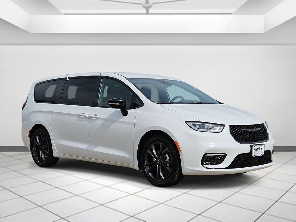2026 Chrysler Pacifica Select's photo