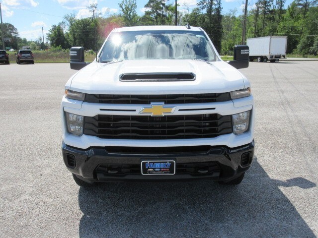 2025 Chevrolet Silverado 2500HD Custom photo 3