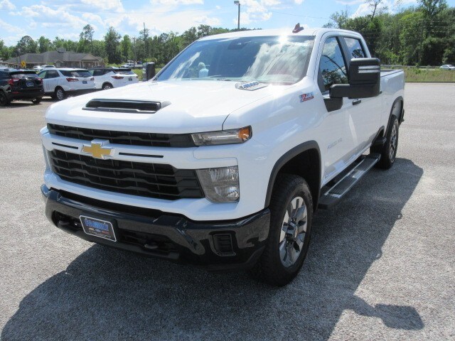 2025 Chevrolet Silverado 2500HD Custom photo 2