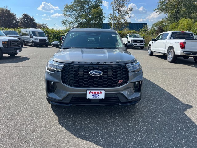 2025 Ford Explorer ST photo 2