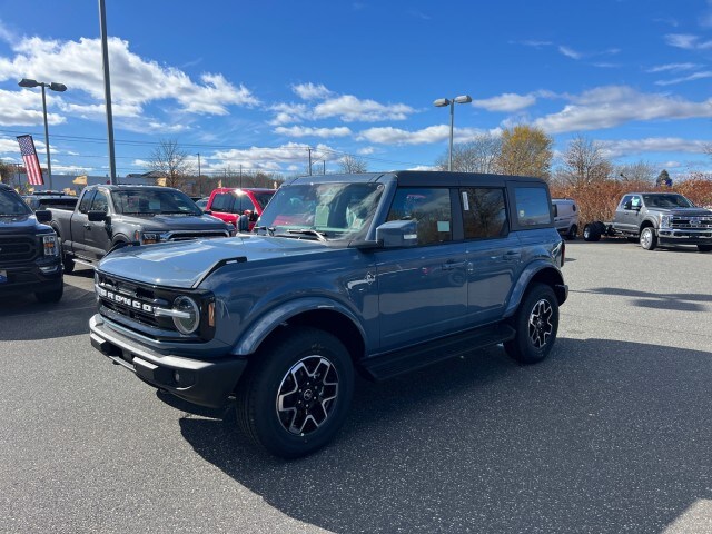 2025 Ford Bronco Outer Banks photo 3