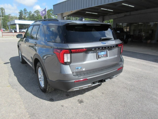 2025 Ford Explorer photo 3