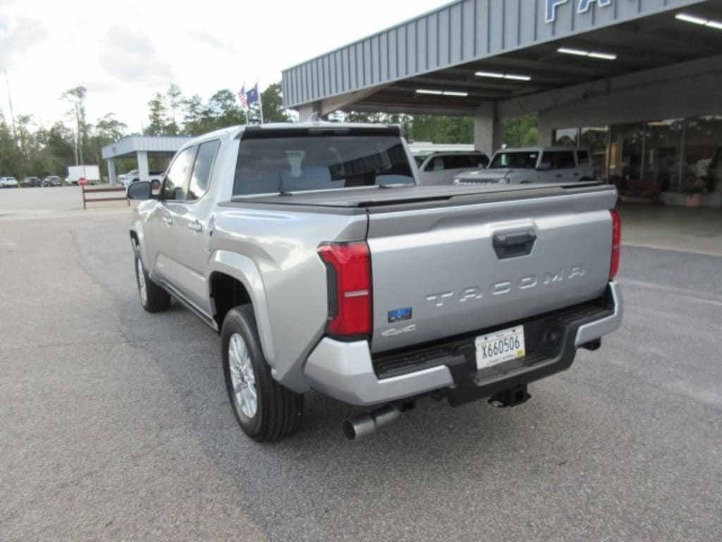 Used 2025 Toyota Tacoma 4WD SR5 Double Cab 5 Bed AT (Natl) Crew Cab Short Bed Truck