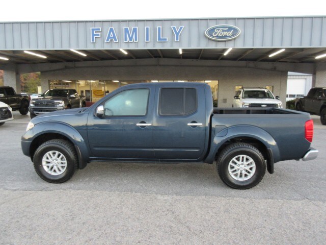 2020 Nissan Frontier SV Crew Cab photo 2