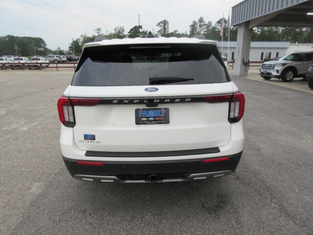 2025 Ford Explorer photo 2