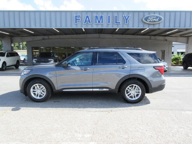 2025 Ford Explorer photo 2