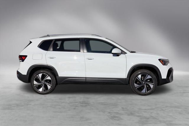 2025 Volkswagen Taos SE photo 3