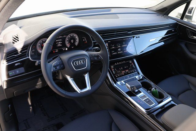 2025 Audi Q7 55 Premium Plus photo 4