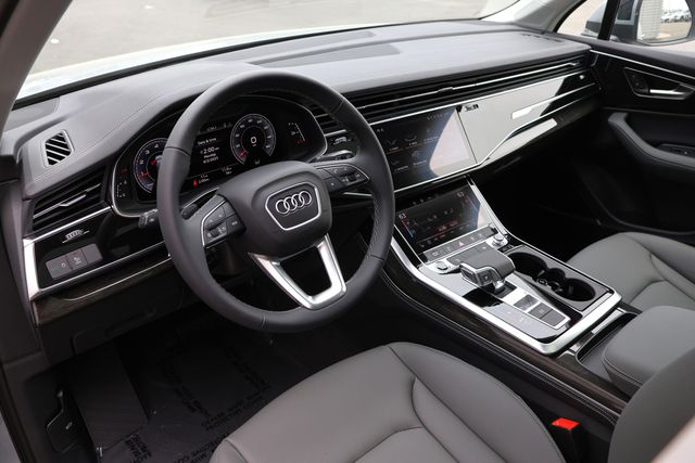 2025 Audi Q7 45 Premium Plus photo 4