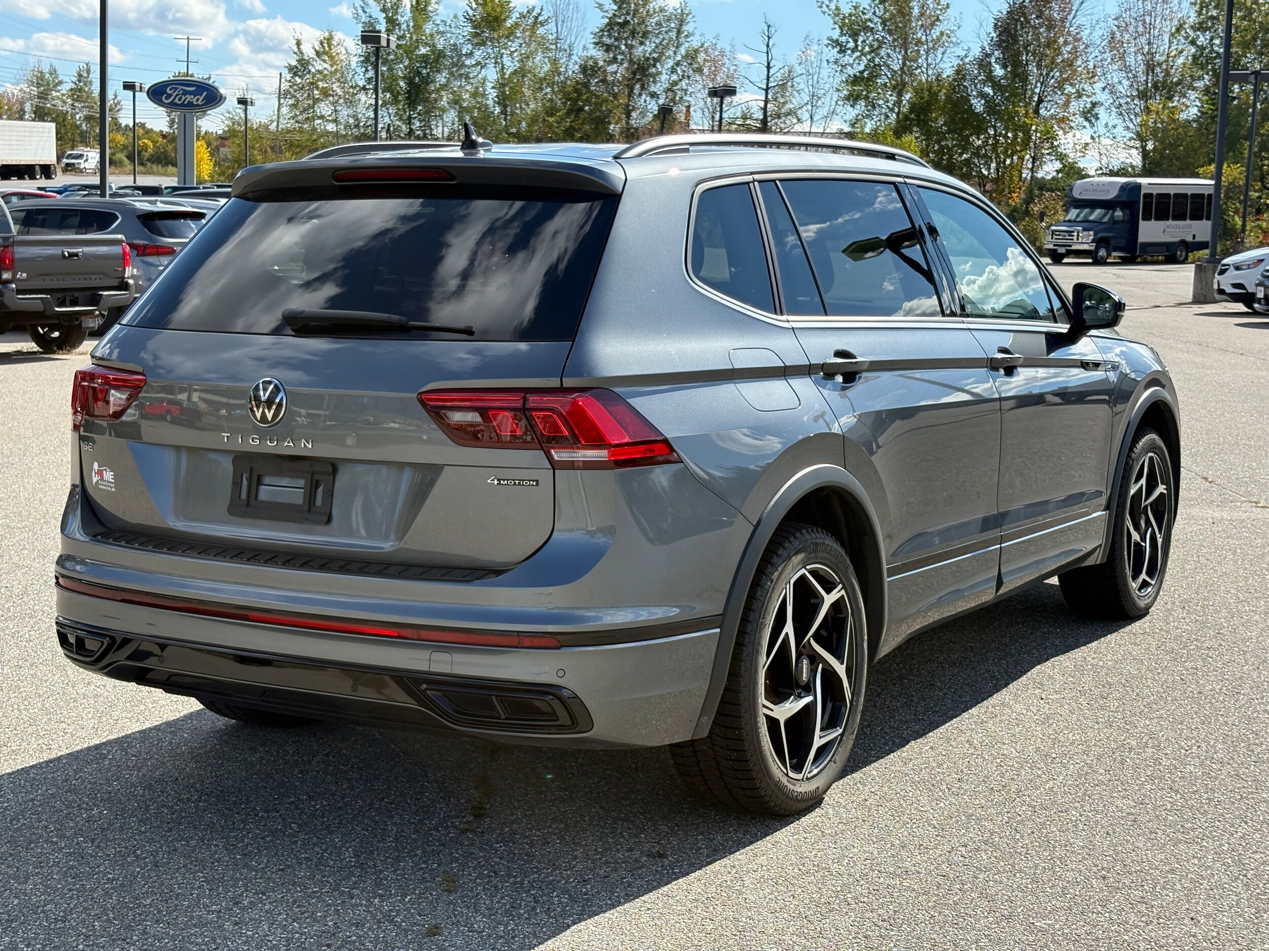 2024 Volkswagen Tiguan SE R-Line Black photo 2