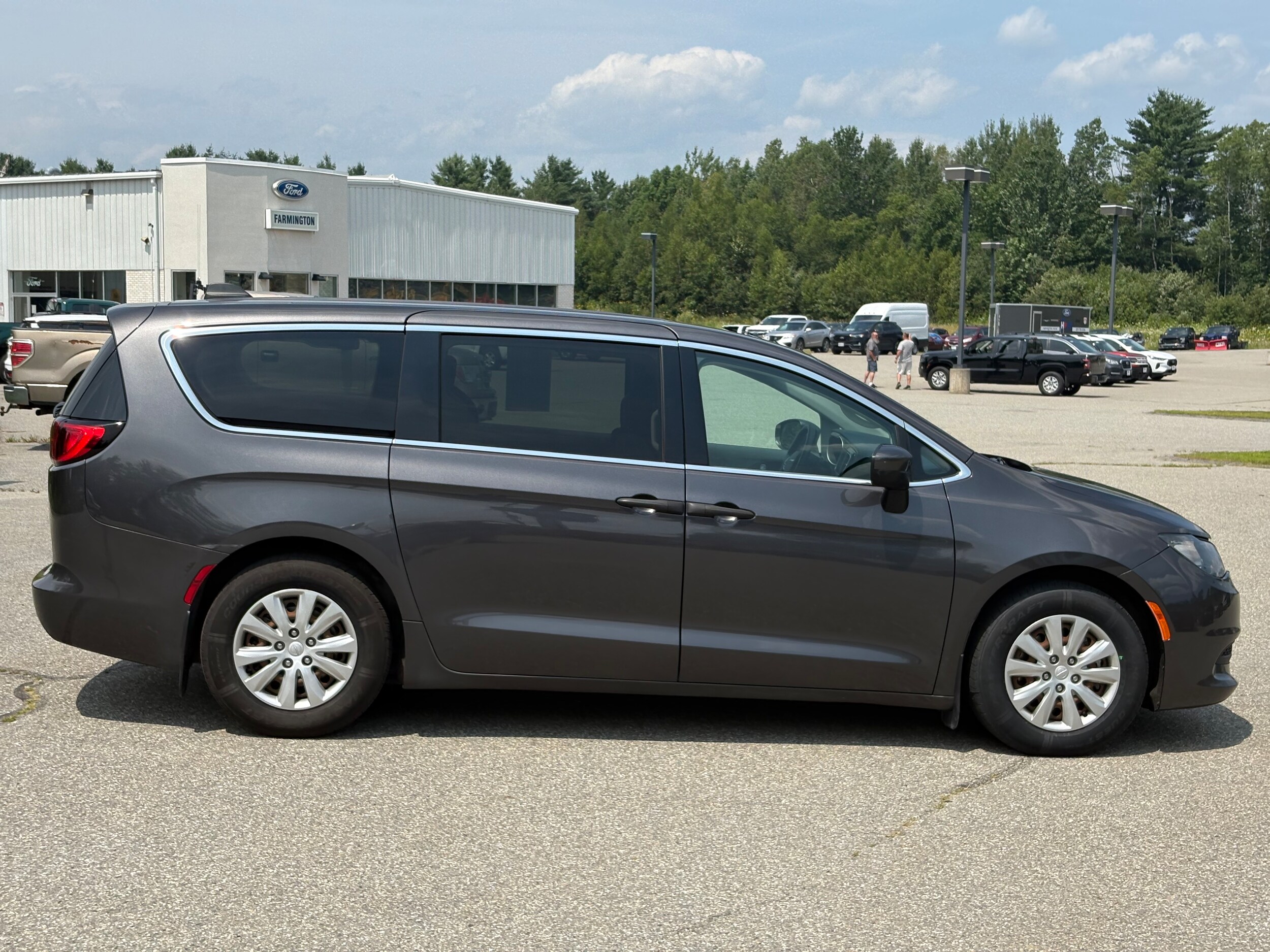 2021 Chrysler Voyager L photo 3