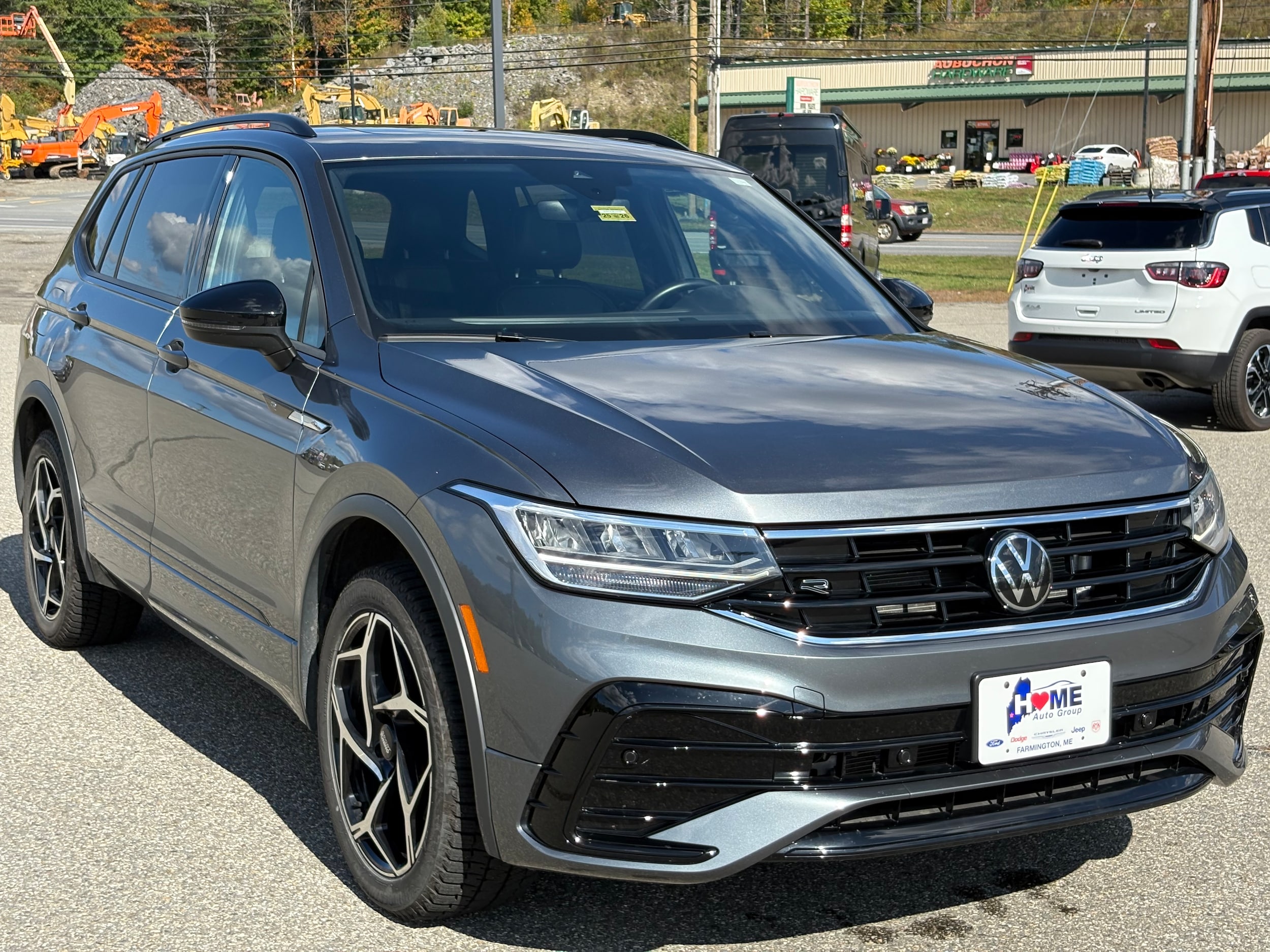 2024 Volkswagen Tiguan SE R-LINE BLACK's photo