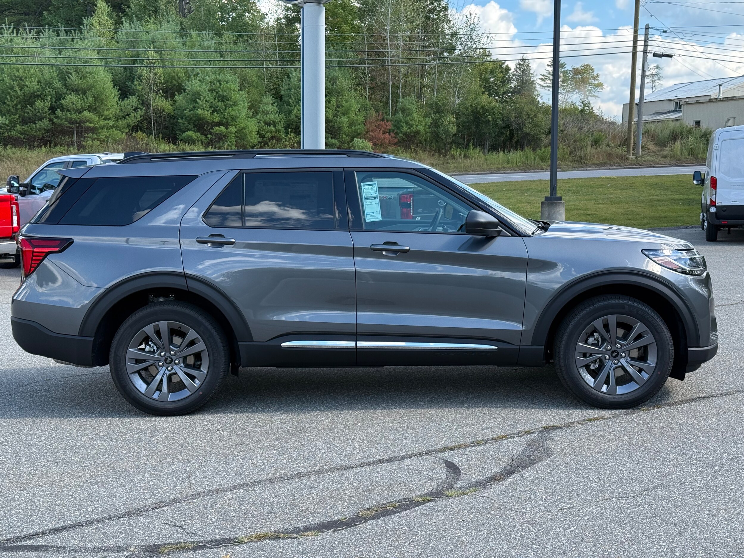 2025 Ford Explorer photo 2
