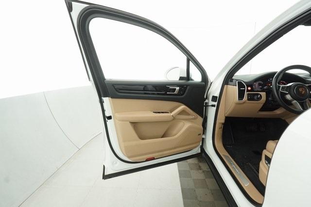 Thumbnail: 2021 Porsche Cayenne - 14