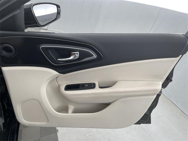 Thumbnail: 2015 Chrysler 200 - 19