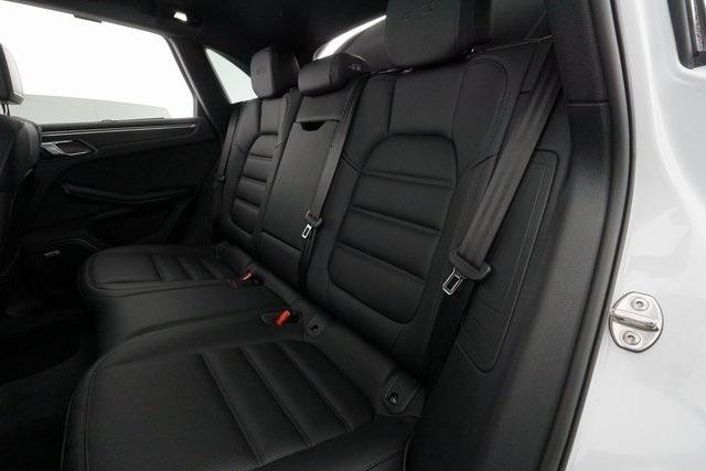 Thumbnail: 2020 Porsche Macan - 16