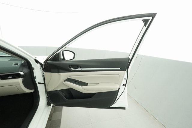 Thumbnail: 2022 Nissan Altima - 16