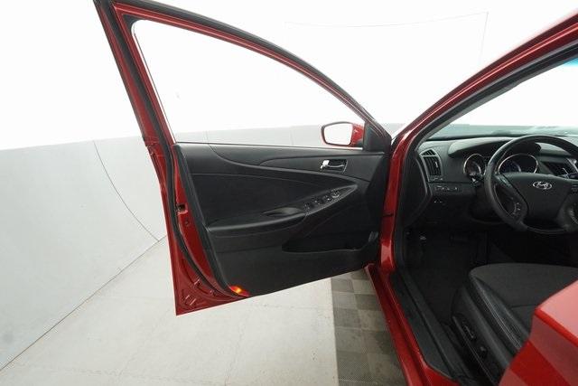 Thumbnail: 2013 Hyundai Sonata - 9