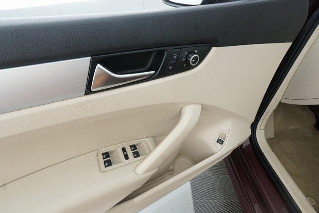 Thumbnail: 2013 Volkswagen Passat - 13