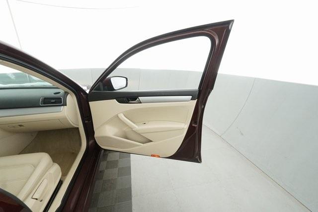 Thumbnail: 2013 Volkswagen Passat - 19
