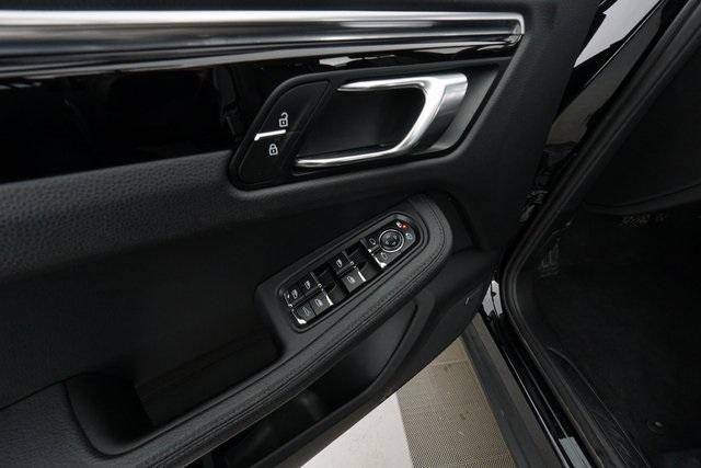 Thumbnail: 2020 Porsche Macan - 15
