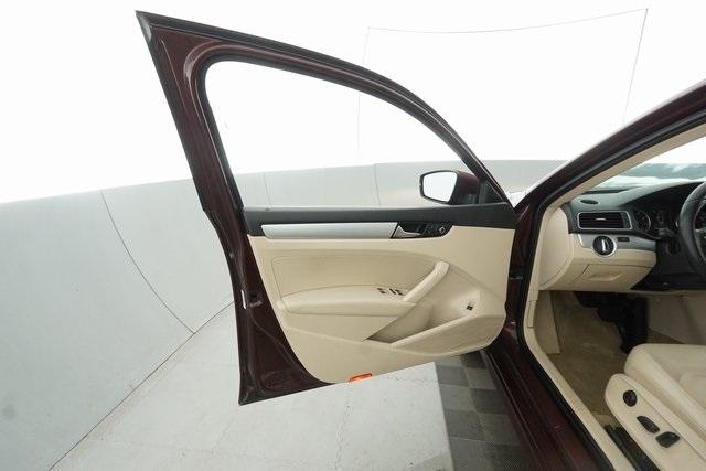 Thumbnail: 2013 Volkswagen Passat - 12