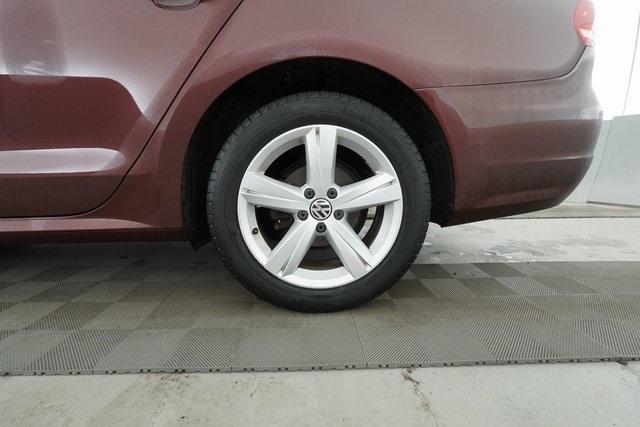 Thumbnail: 2013 Volkswagen Passat - 32