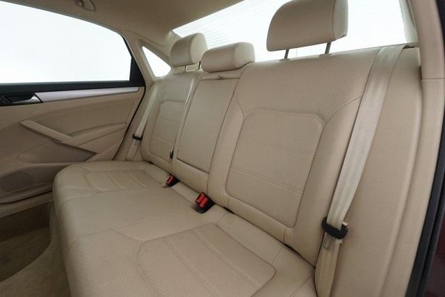 Thumbnail: 2013 Volkswagen Passat - 17