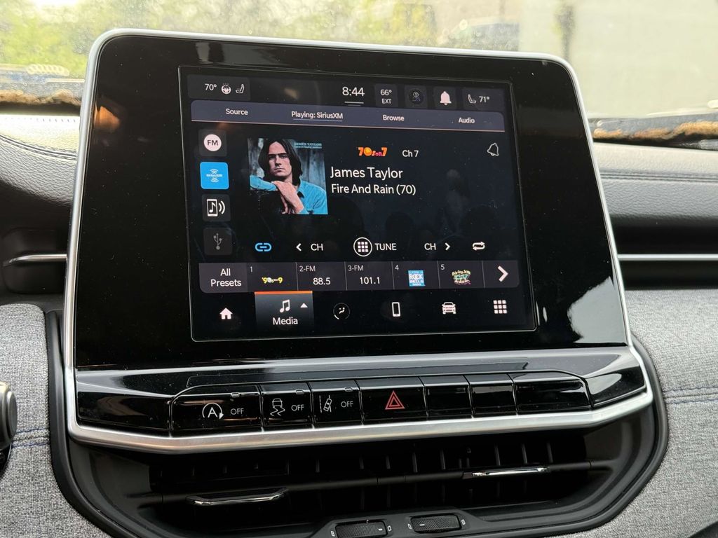 2025 Jeep Compass Latitude photo 3
