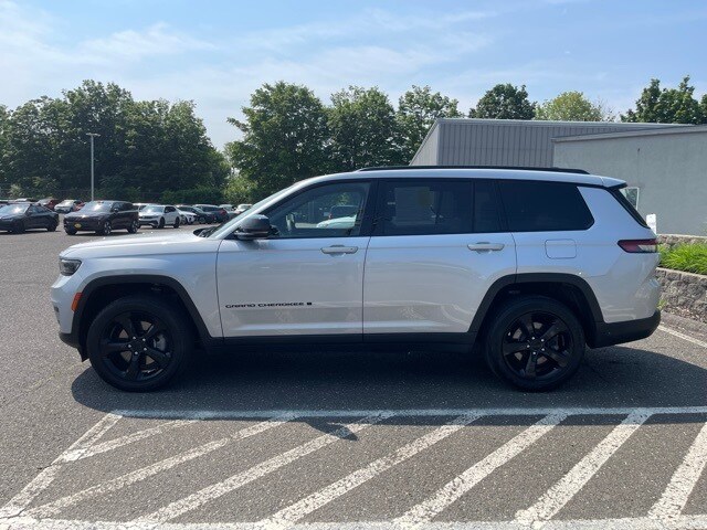 2023 Jeep Grand Cherokee Altitude photo 2