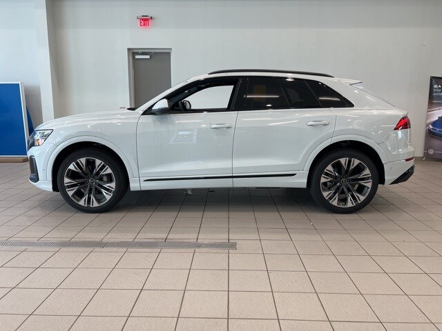 2025 Audi Q8 55 Premium Plus photo 3