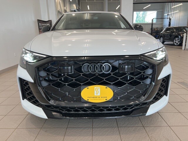 2025 Audi RS Q8 photo 2