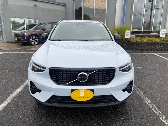 2026 Volvo XC40 Plus photo 2