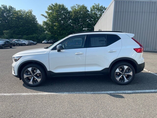 2026 Volvo XC40 Plus photo 4