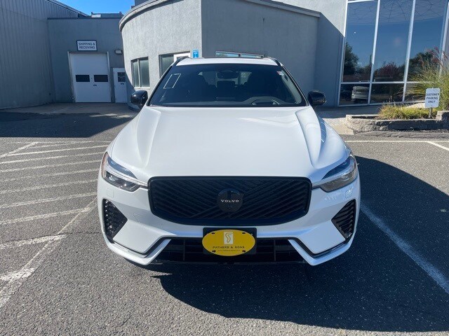 2026 Volvo XC60 B5 Black Edition photo 2