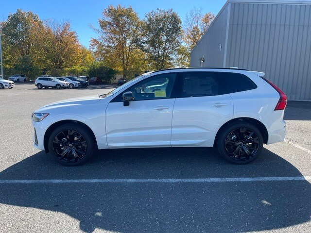 2026 Volvo XC60 B5 Black Edition photo 4