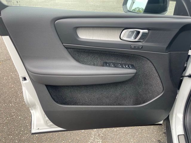 2026 Volvo XC40 Plus - Photo 10