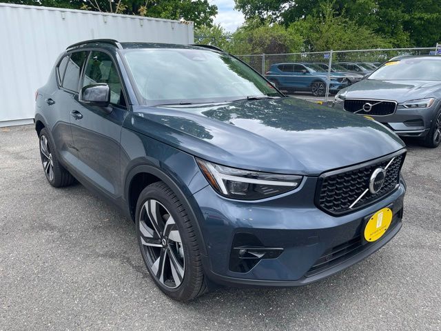 2026 Volvo XC40 B5 Ultra Dark AWD's photo