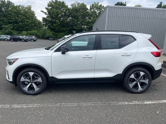 2026 Volvo XC40 Plus photo 4