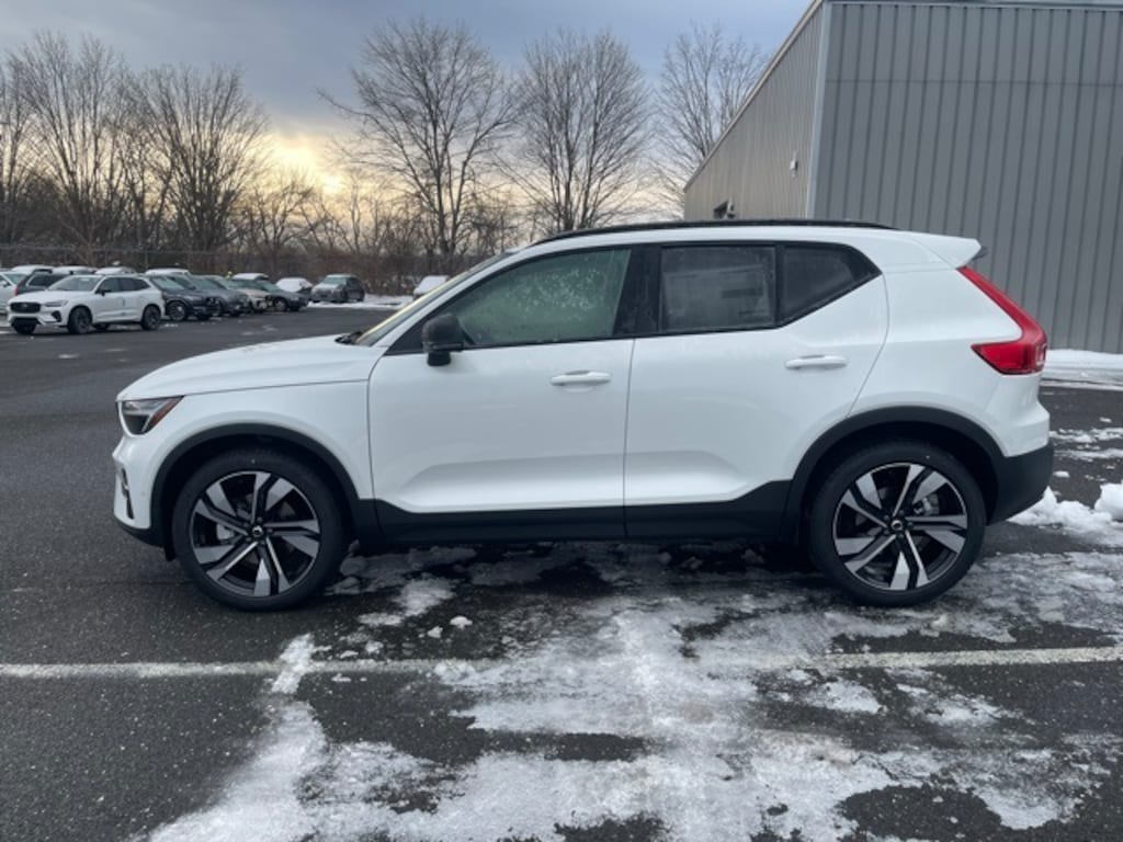 New 2026 Volvo XC40 B5 Plus SUV