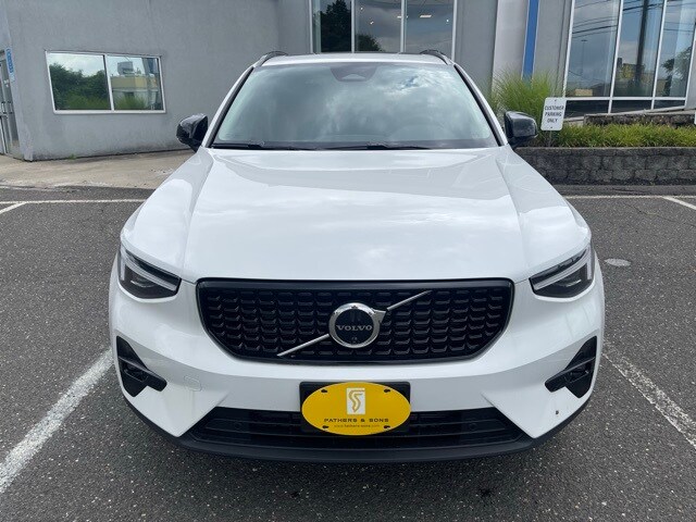 2026 Volvo XC40 Plus photo 2