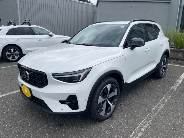 2026 Volvo XC40 Plus photo 3