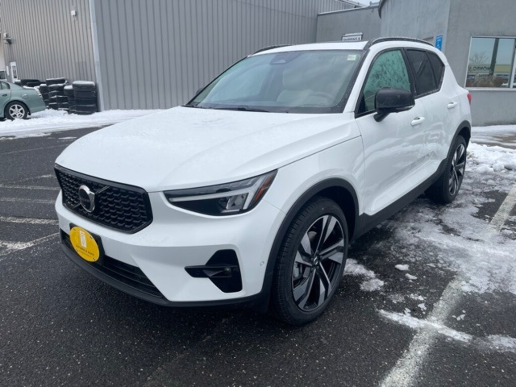 New 2026 Volvo XC40 B5 Plus SUV