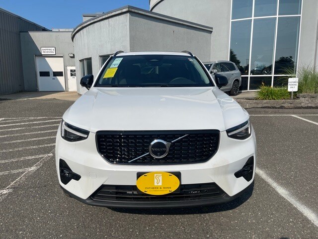 2026 Volvo XC40 Plus photo 2