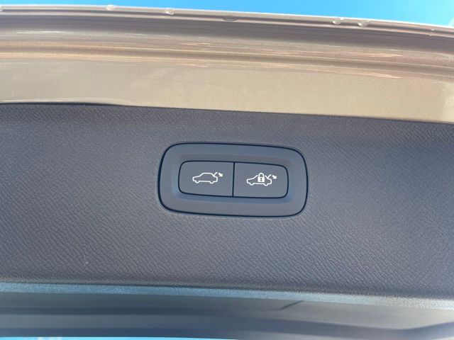 2026 Volvo XC90 Plus - Photo 18