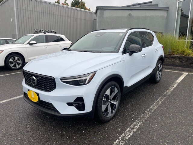 2026 Volvo XC40 Plus photo 3