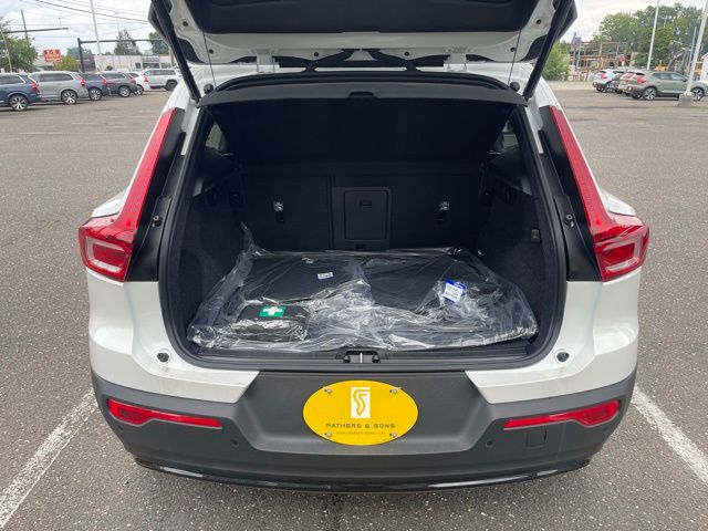 2026 Volvo XC40 Plus - Photo 17