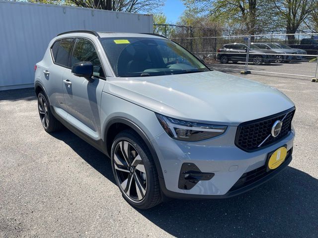 2026 Volvo XC40 B5 Plus Dark AWD's photo