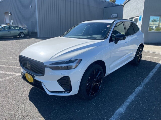 2026 Volvo XC60 B5 Black Edition photo 3