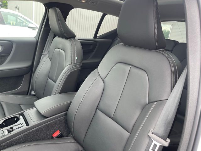 2026 Volvo XC40 Plus - Photo 8